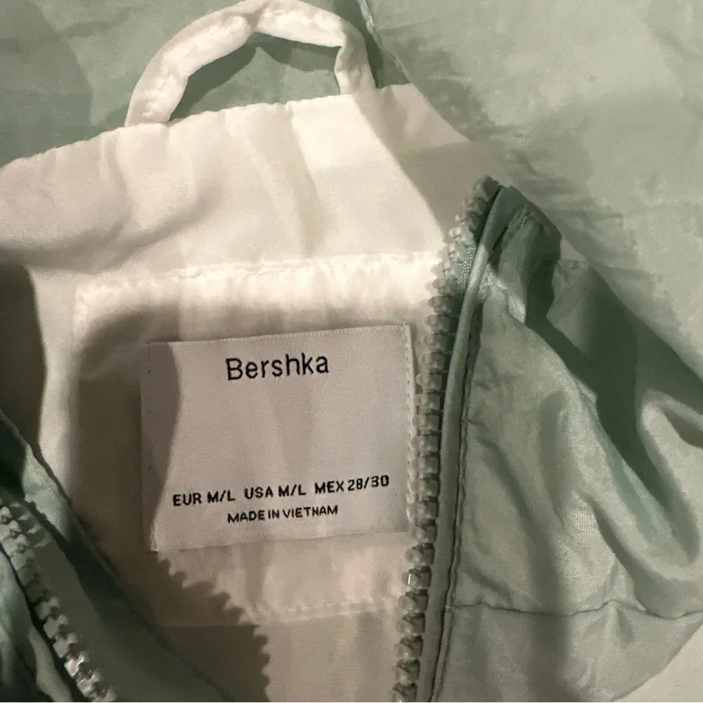 BERSHKA PULLOVER RETRO 80S COLOR
BLOCKING CROPPED WINDBREAKER JACKET MED/LAR - Image 3