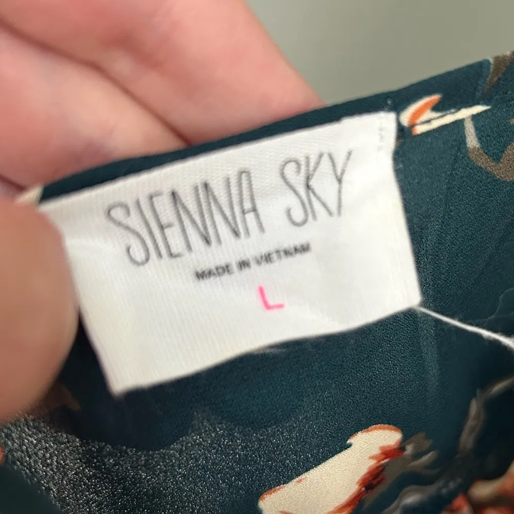 Sienna Sky cold shoulder Hunter green floral blouse large - Image 6