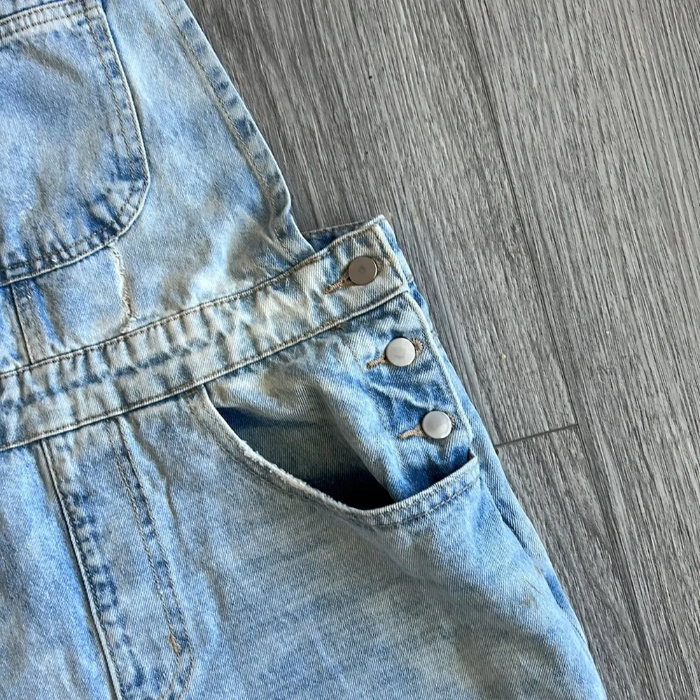 Forever 21 Light Washed Denim Overalls Size 26 - Image 4