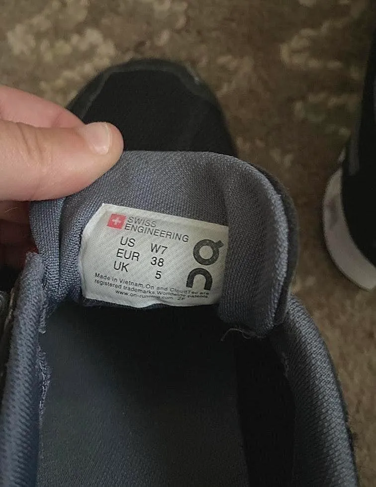 On Cloud  Running Shoes - Image 4