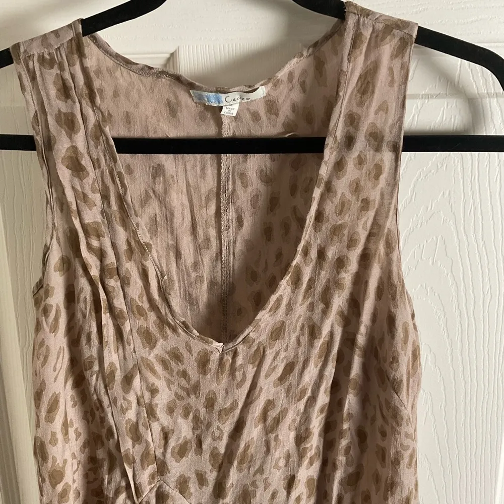 Women Leopard Print Sleeveless Blouse size medium - Image 2