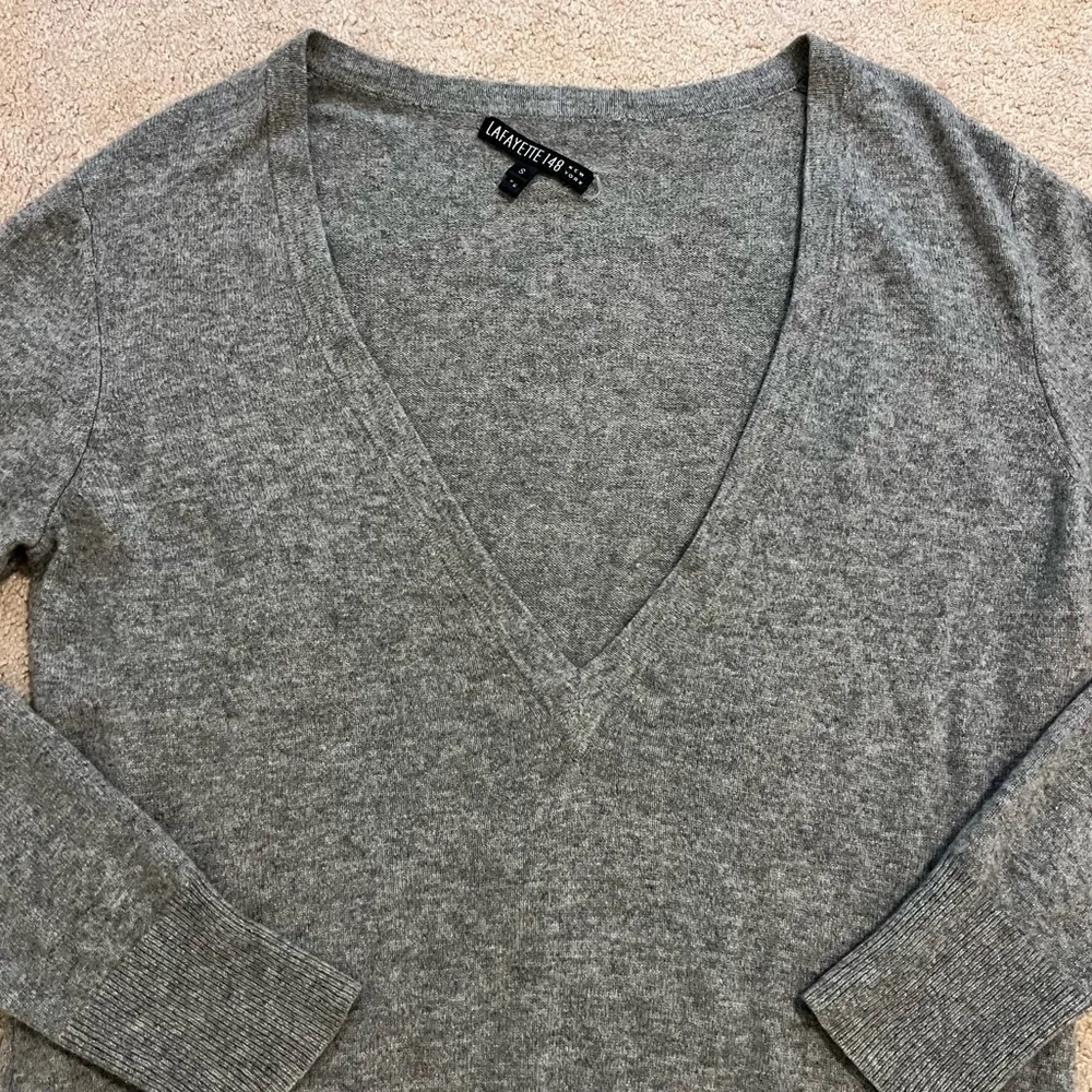 LAFAYETTE 148 Cashmere V-Neck Sweater Size Small Gray Pullover Jumper - Image 3