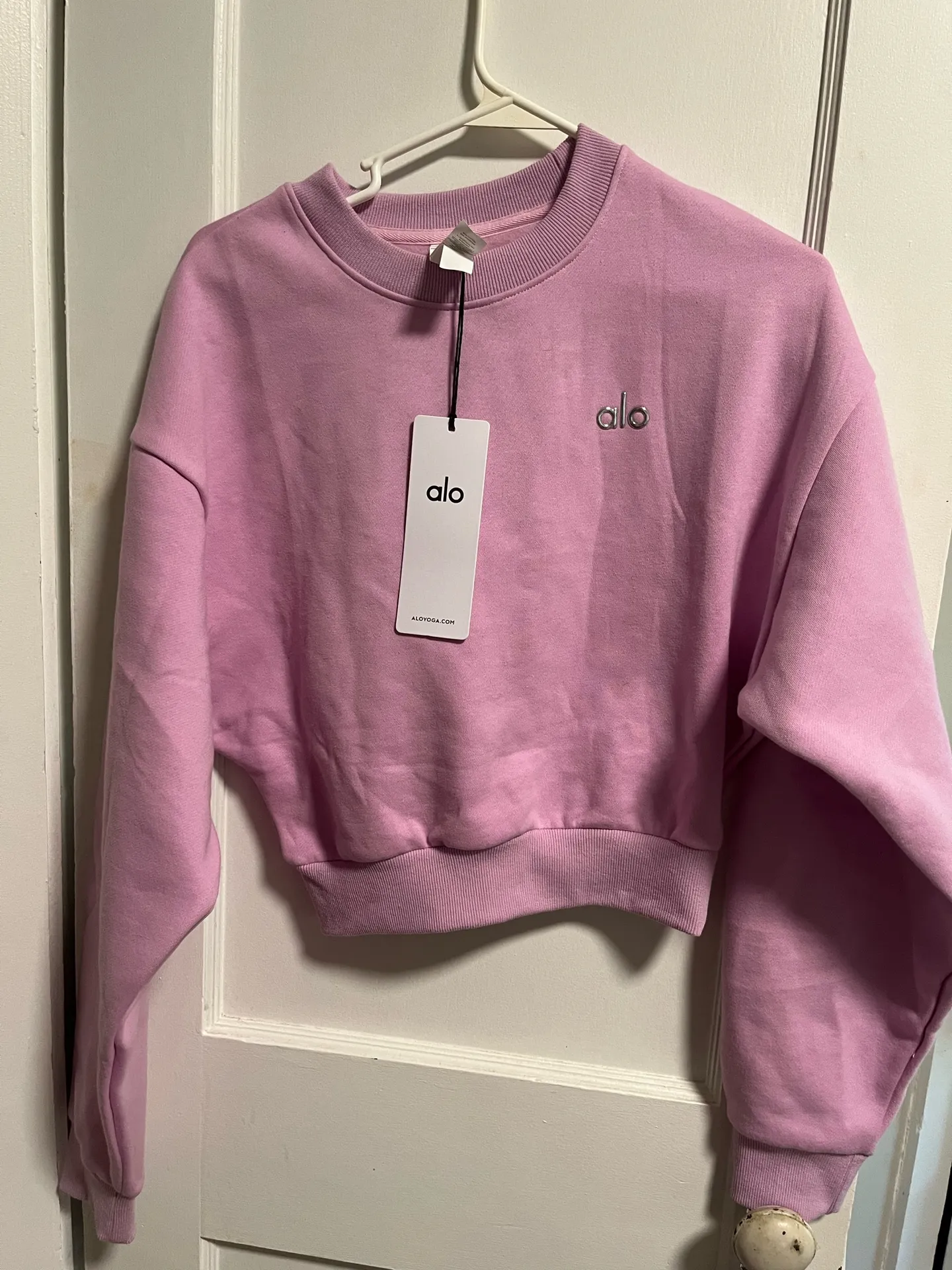 Alo Cropped Accolade Crewneck Candy Heart Pink Medium - $81 (37 