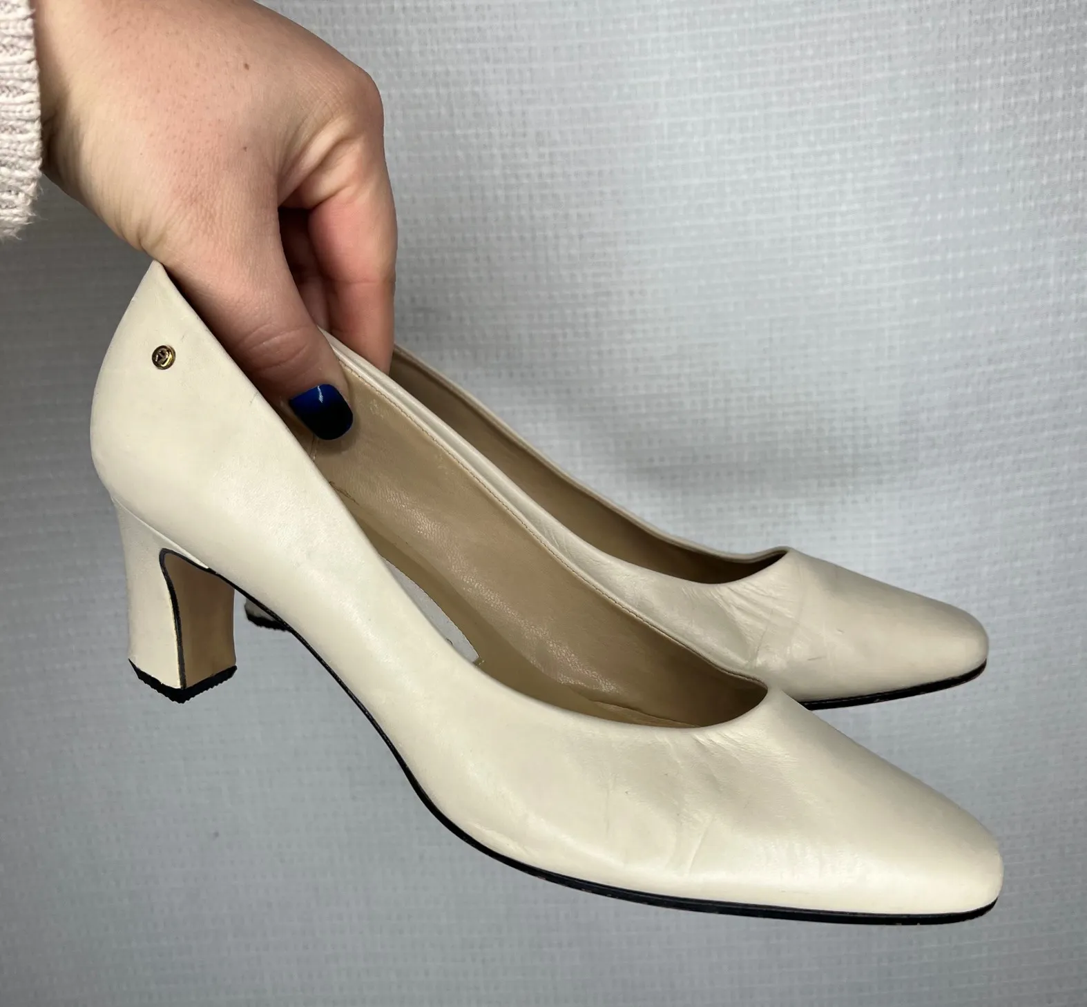Etienne Aigner Vintage Taylor Classic Cream Leather Pointed Block Heel Size 7.5 - Image 1