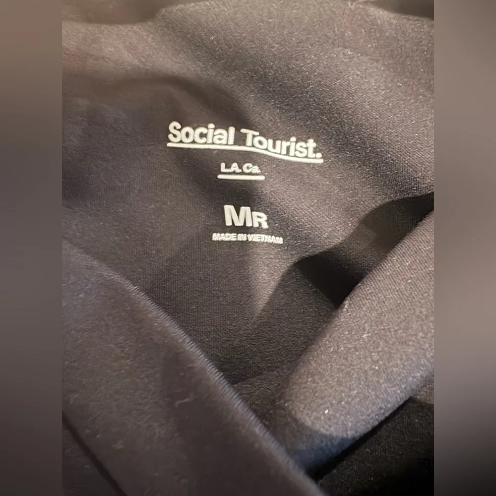 Hollister Social Tourist Black Cross over Flared Leggings size Medium - Image 4