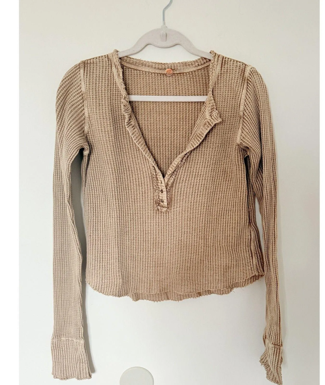Free People Dolphin Cold Waffle Knit Raw Hem Split Neck Cotton Henley Top Sz XS - Image 2
