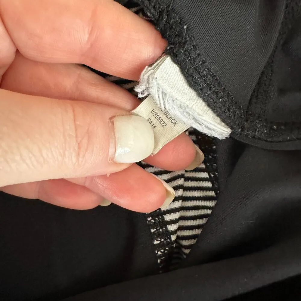 Gap Fit GFast Black/White Stripe Capri Leggings Women's XS - Image 4