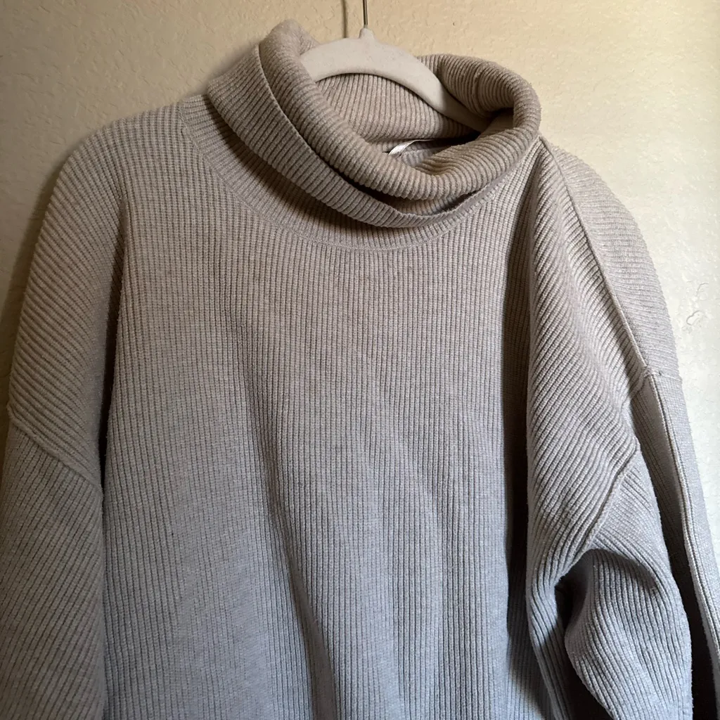 Free People softly structured sweater size medium in tan beige oat - Image 4