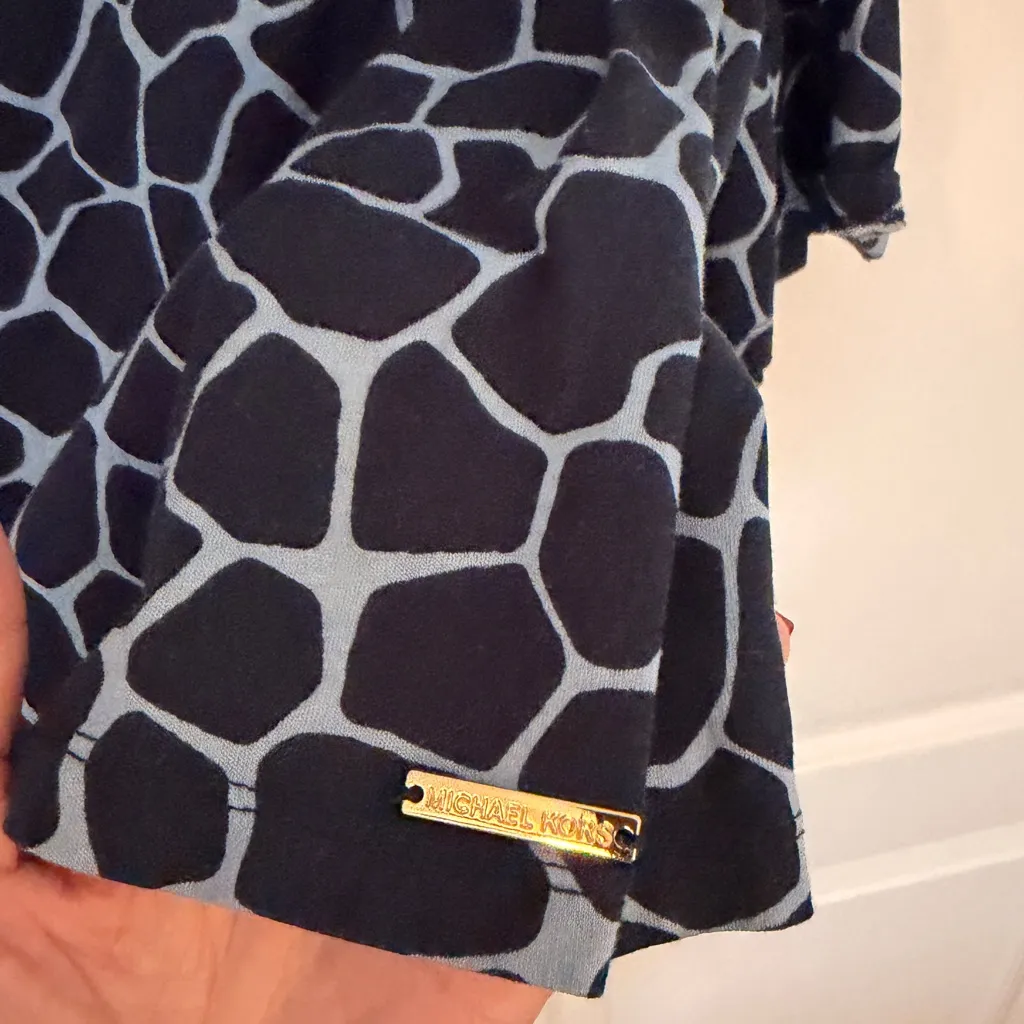 MICHAEL KORS M Navy Pale Blue Giraffe Print 3/4 Sleeve Top - Image 4