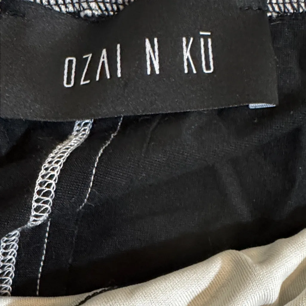 Ozai n Ku White and Black Women's Top Sz XL Gently Preloved - Image 8