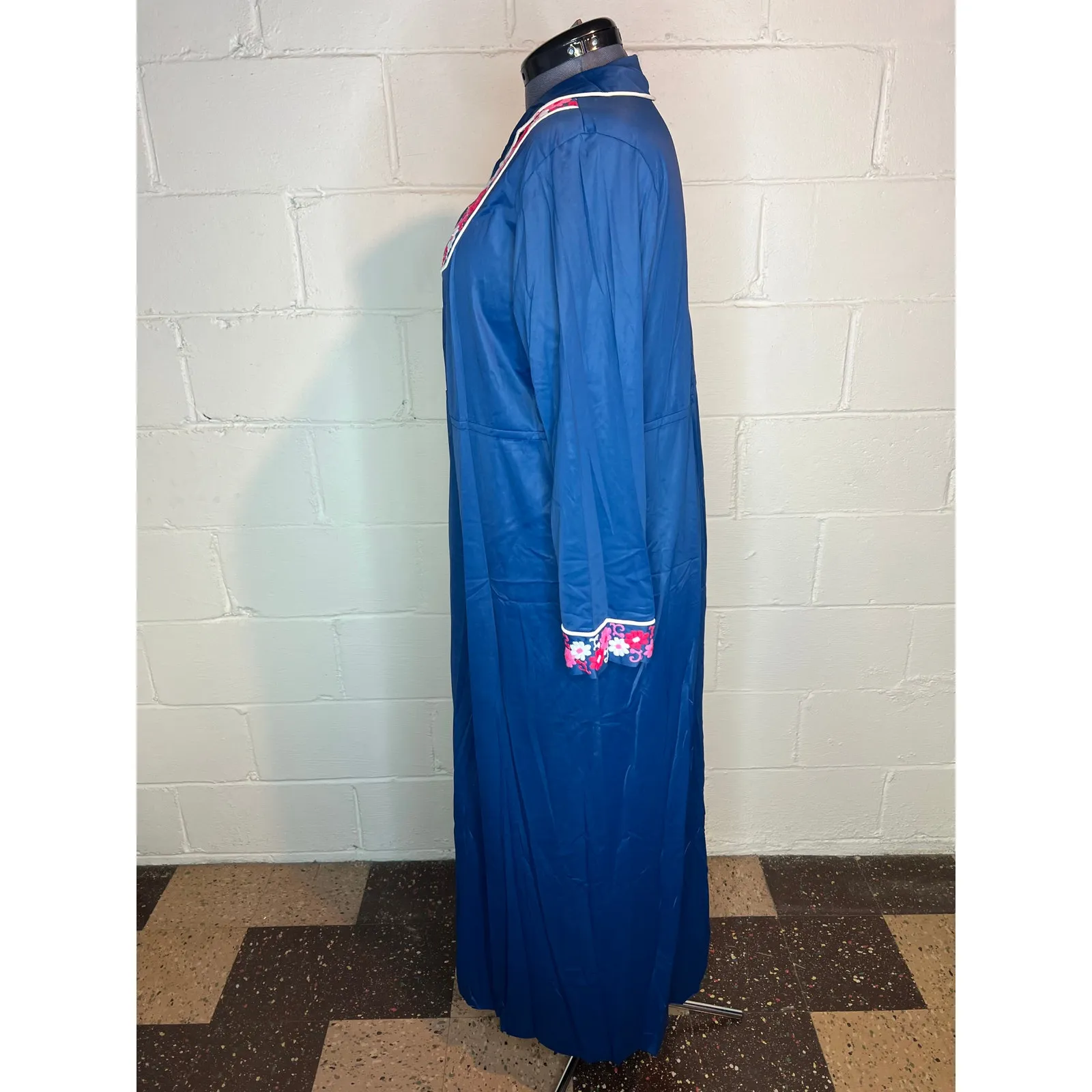 nightgown robe satin button front embroidered White Size L - Image 6