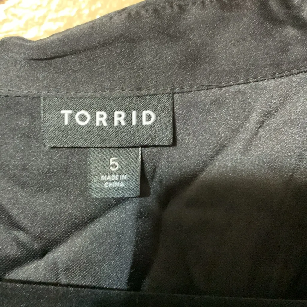 #539 size 5 Torrid Elegant Black button down silky Blouse - Image 2