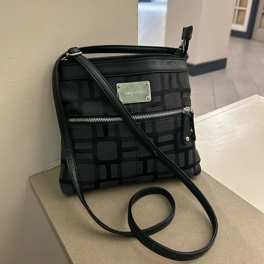 Nine West Geometric Black Crossbody Bag Very Clean no damages! - Image 4