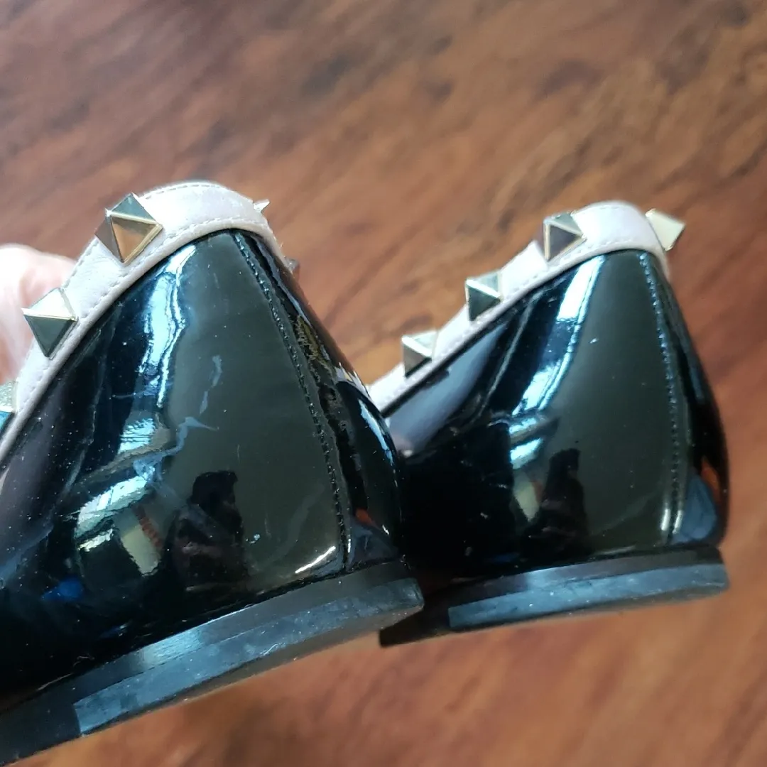 Valentino Black Patent Leather Ballet Flats Pink Trim Gold Studs Size 39.5 - Image 7