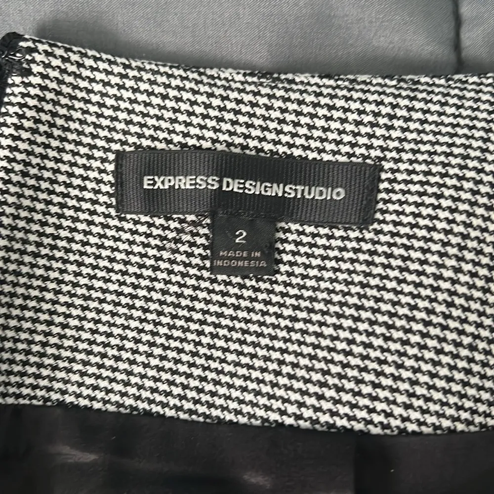 Express Black/White Button Back Pencil Skirt Size 2 - Image 4