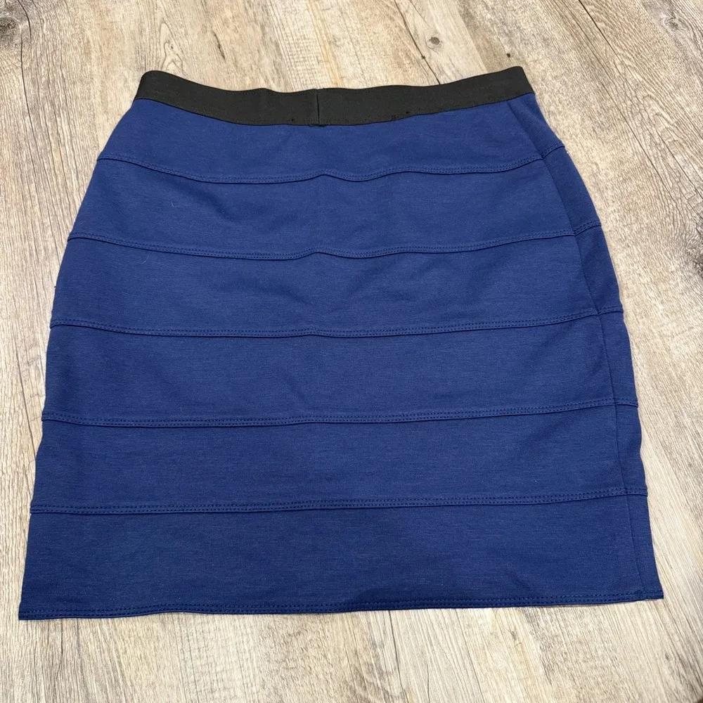 BCBG Maxazria Bandage Bodycon Blue Skirt Size S - Image 5
