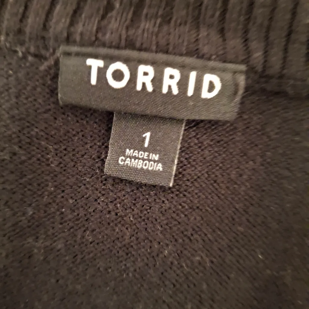 Torrid Sz 1 Black Sweater with Red Lips Design - Image 12
