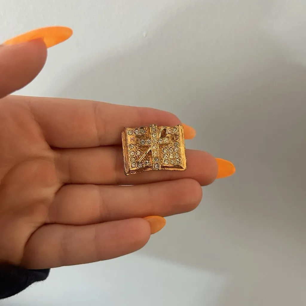 Vintage Holy Bible Rhinestone Jewel Open Book Religious Brooch Signed RA Gold - Image 4