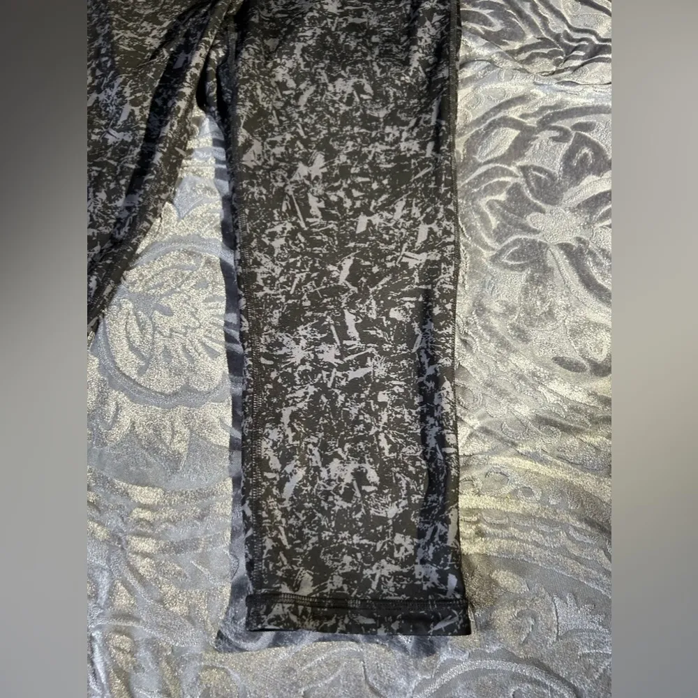 ATHLETA Gray & Back Gym Bottoms Small - Image 6