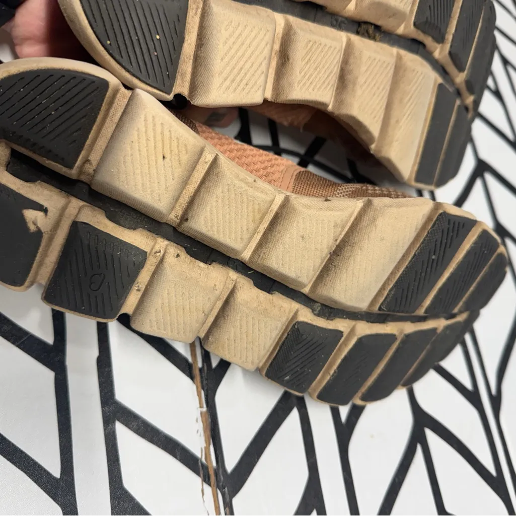 ON Running Cloud X shoes size 8 - Image 8