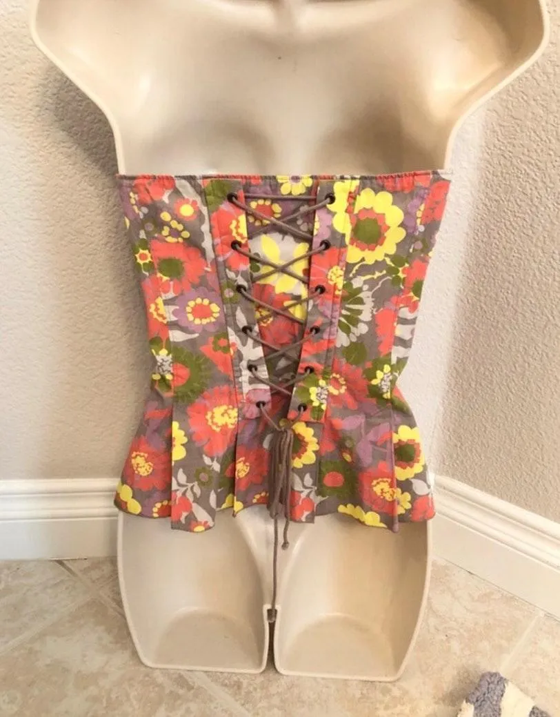 Like new adorable lace up back  top. Sz S - Image 2