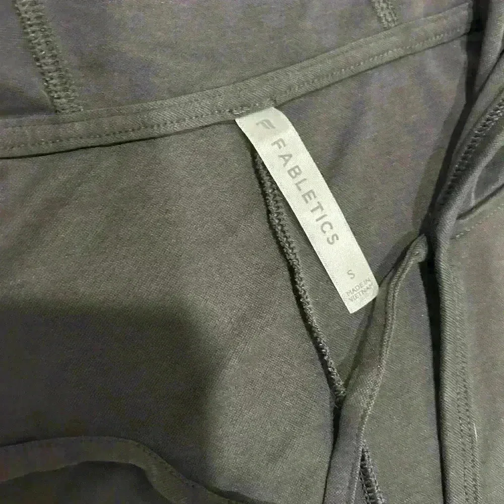 Fabletics Women’s 3/4 Sleeve Black Oversized Pullover Hooded Top Deep V Size S - Image 3