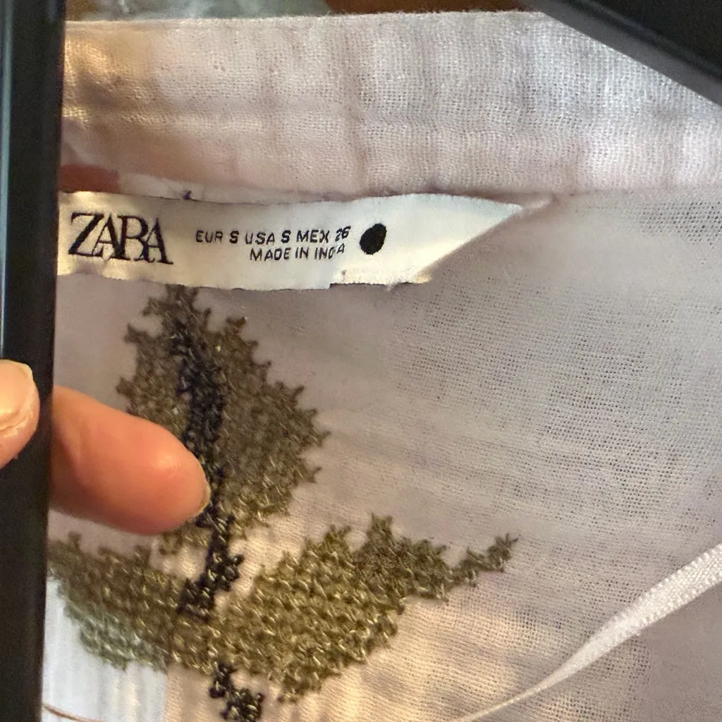 Zara Pink Floral Embroidered Cardigan Style Blouse with necklace in excellent - Image 12