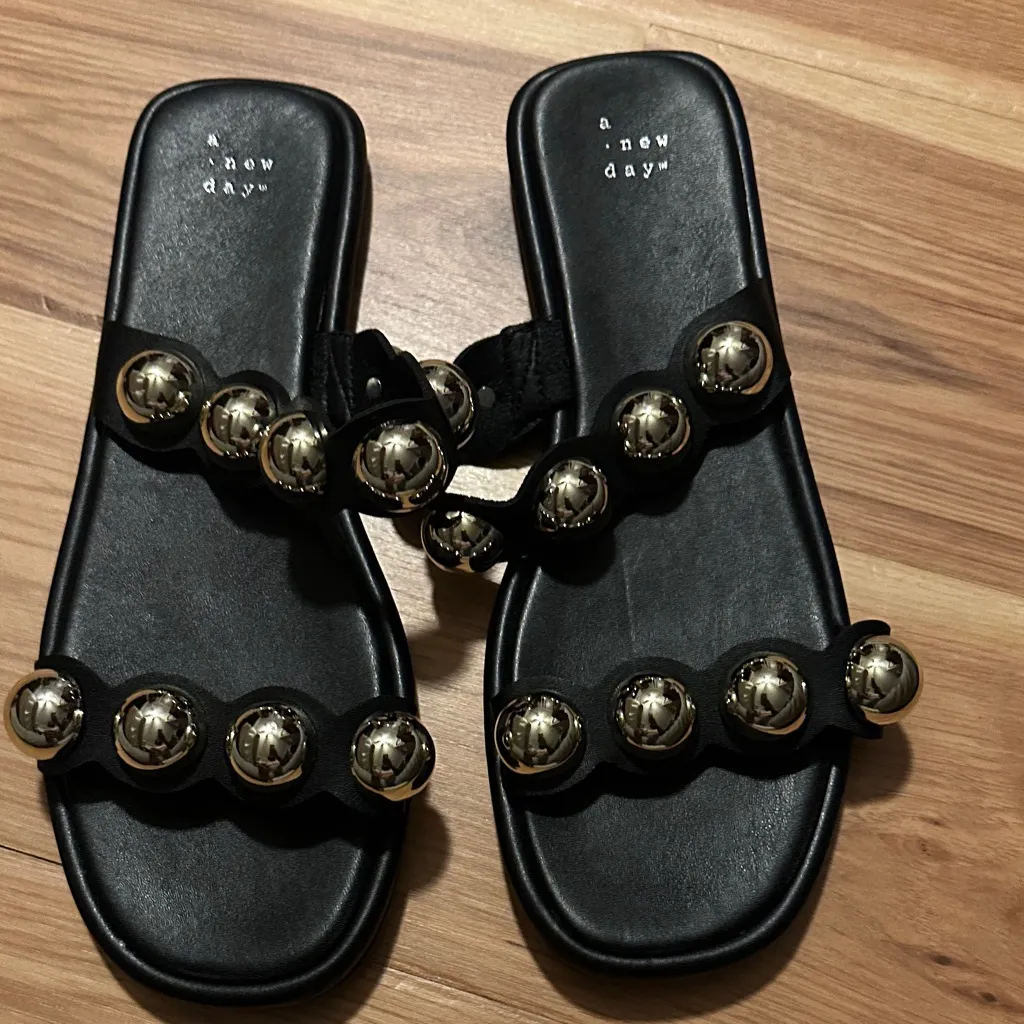a new day Black Sandals with Gold Accents Sz10 - Image 5