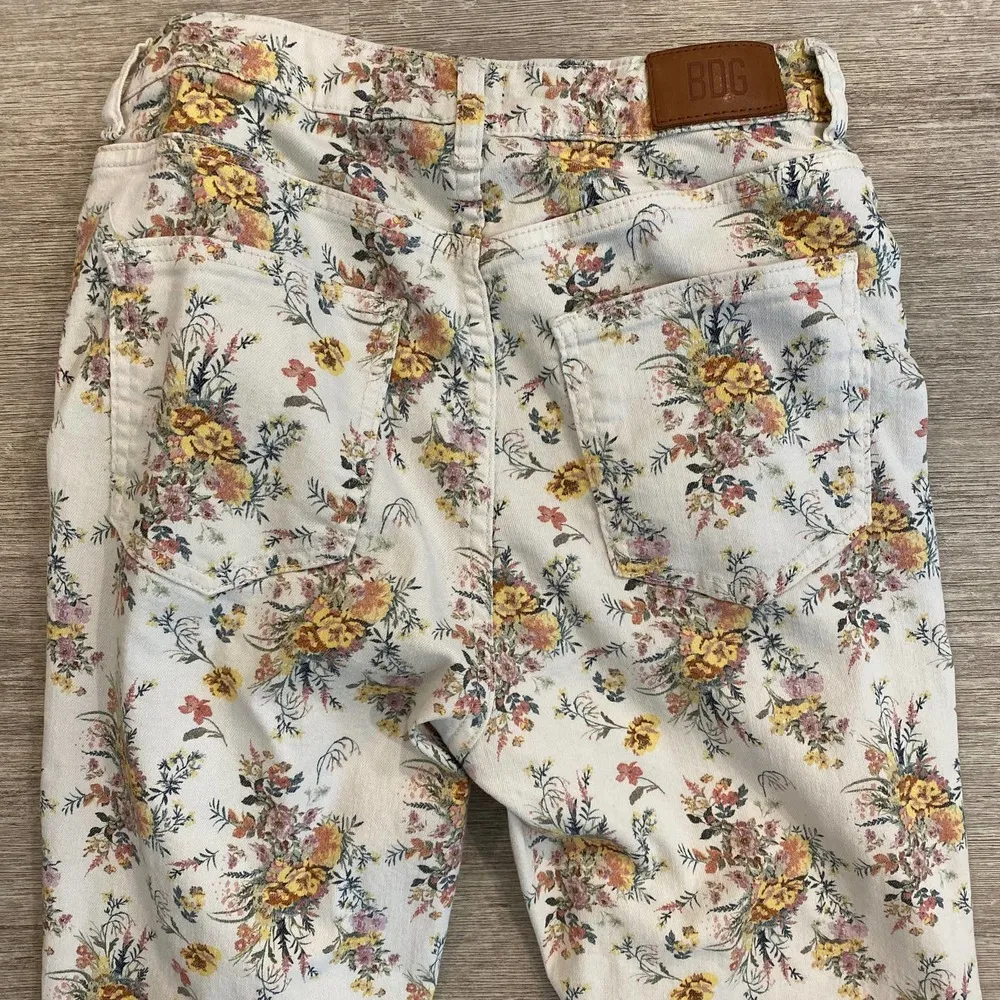 Women’s Urban Outfitters BDG Floral Girlfriend High-Rise Jeans size 28 - Image 6