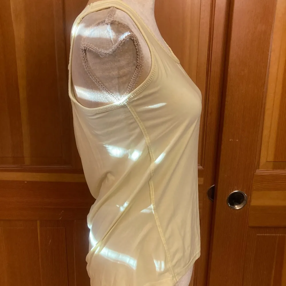 Nwt, Lavishly Paris Women’s light yellow yoga tank. Size Medium - Image 7