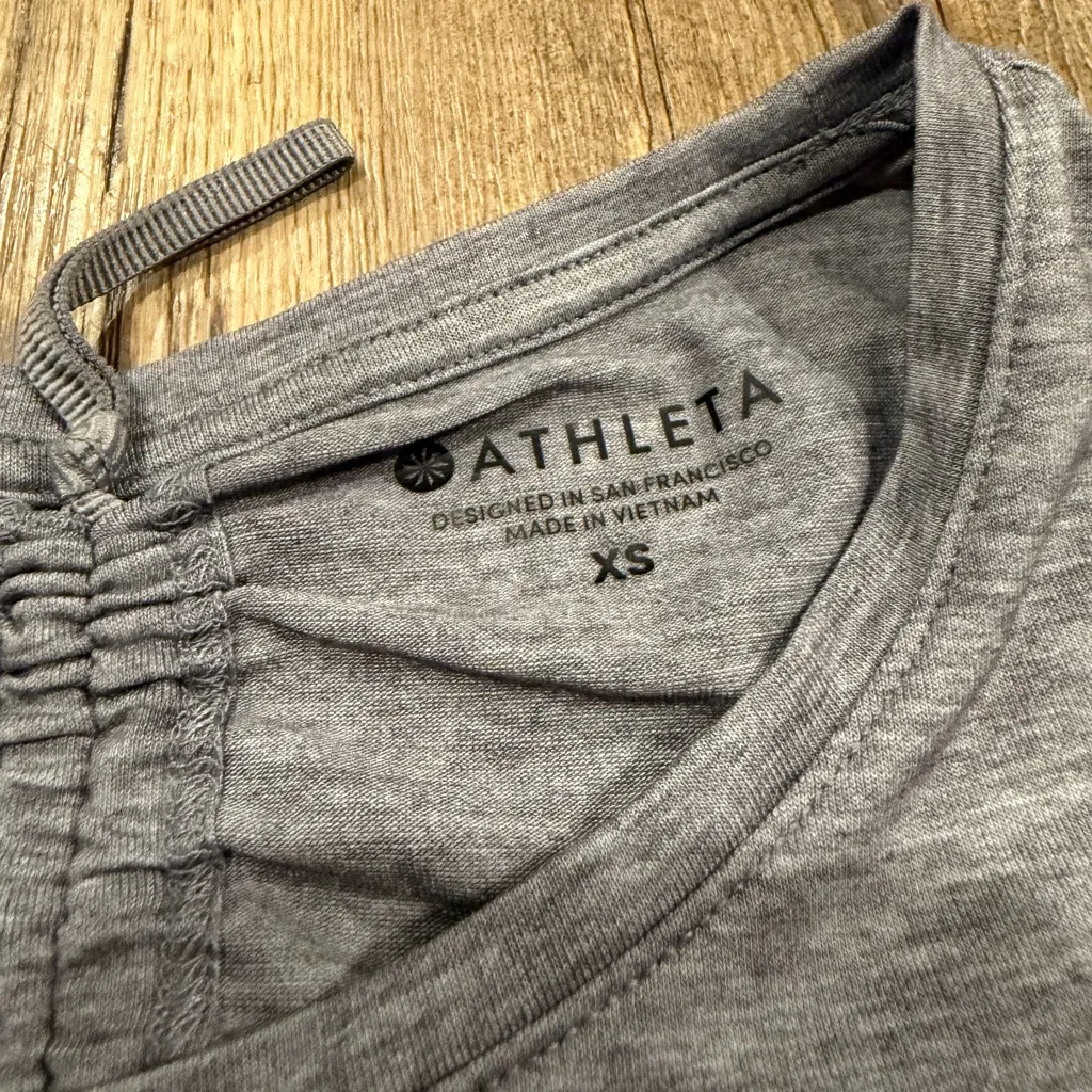 Athleta Encore Tee in Flagstone Heather Gray Size XS Cutout Back - Image 3