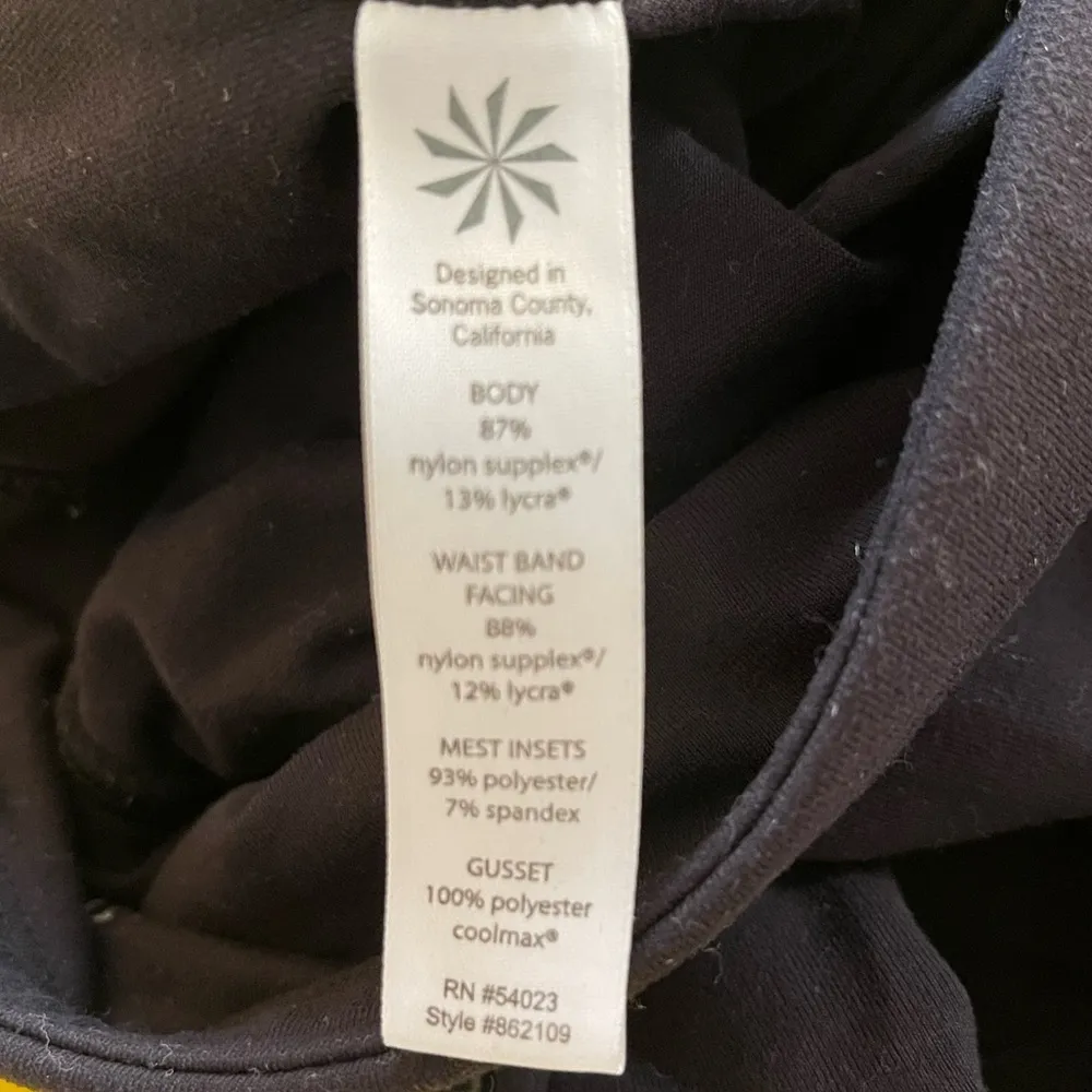 Women’s Athleta Capri Leggings Black pockets stash pocket Size XS - Image 4