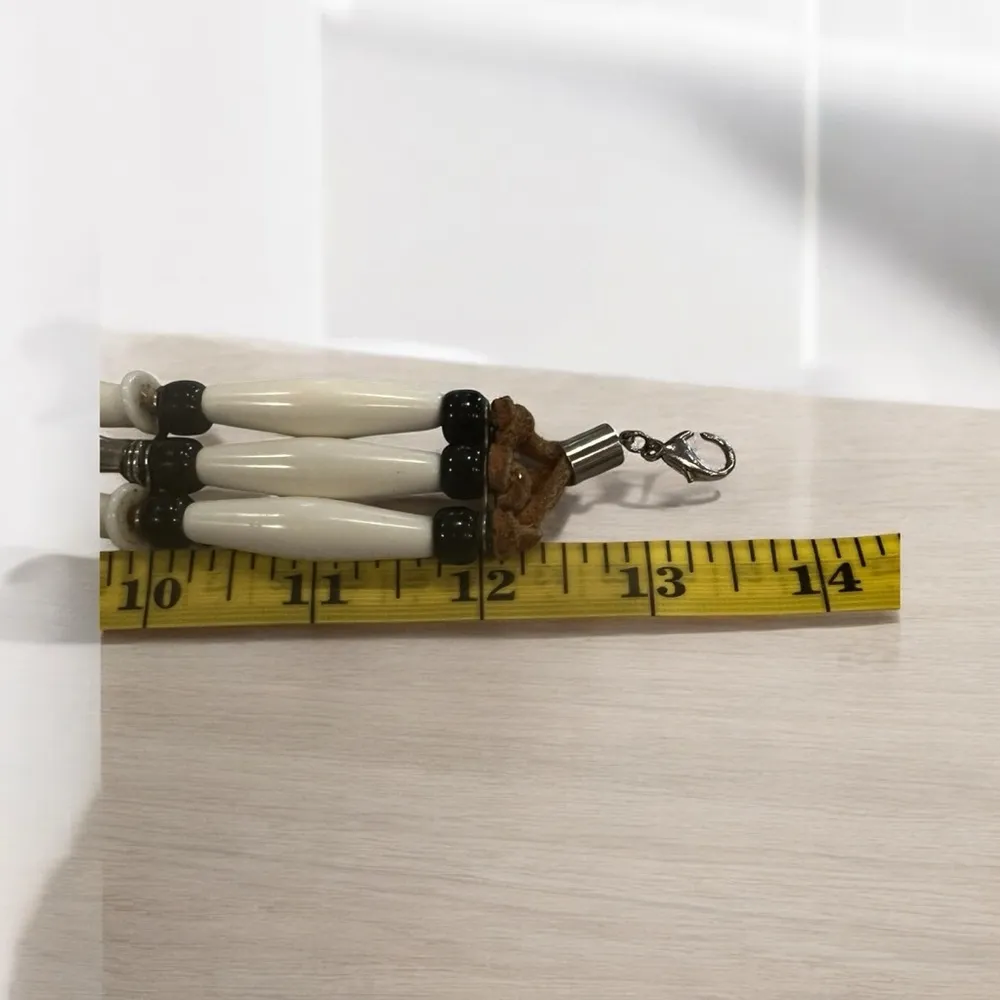 Western style Silver Toned and Cream Beaded Bolo Necklace - Image 5