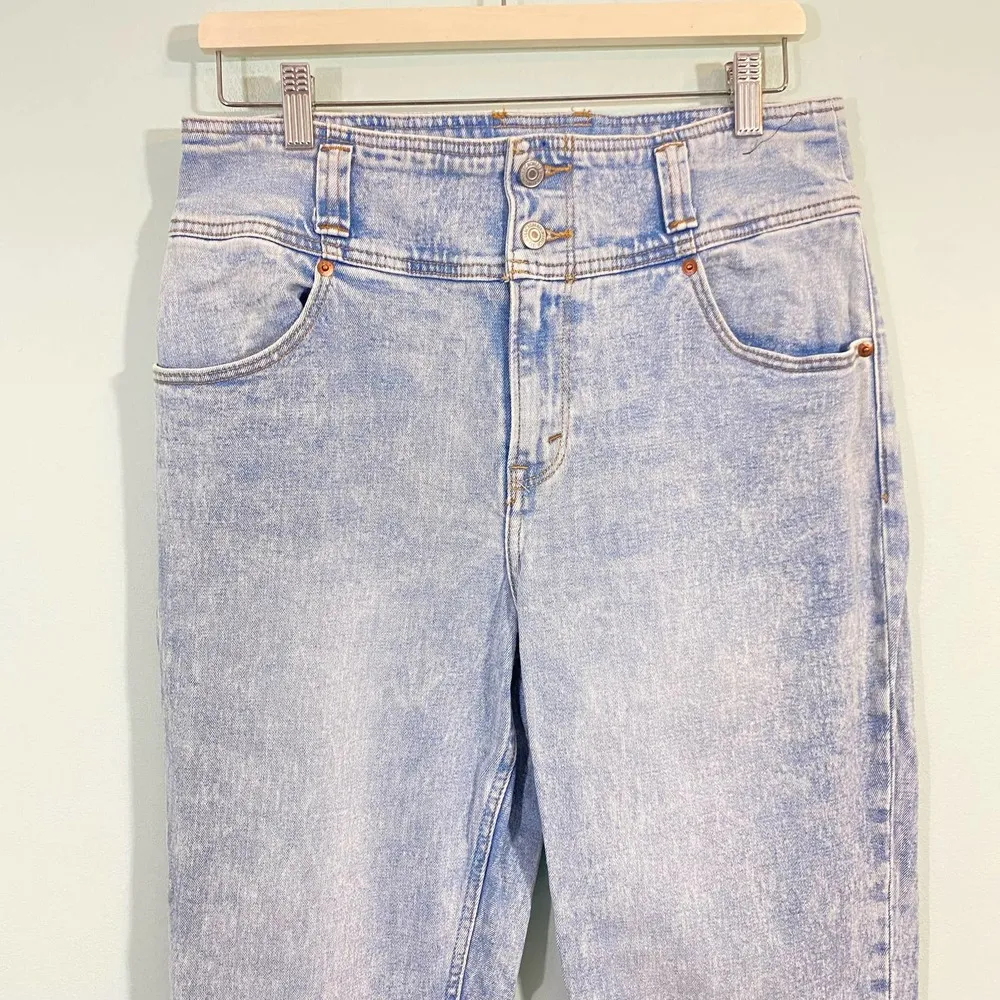 Abercrombie & Fitch Light Acid Wash Ultra High Rise Mom Jeans Size 31/12R - Image 2