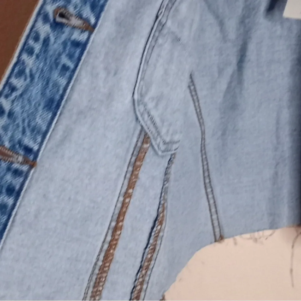 Cropped Denim Jacket with Sherpa Collar - Image 5