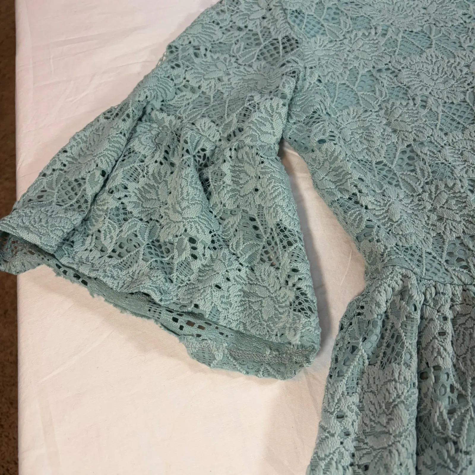 easel womens blue lace overlay dress. 3/4 flare sleeve, knee length. Size L - Image 4