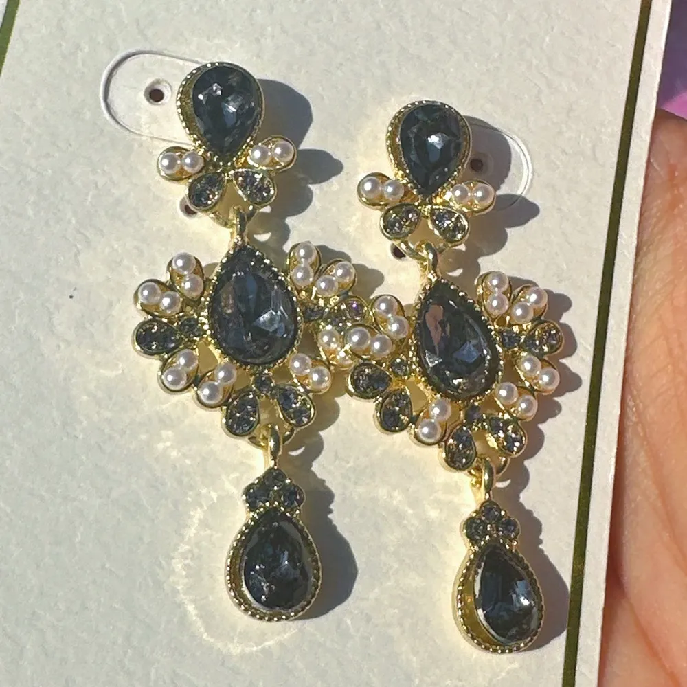 Urban soul earrings gold tone gray crystals white beads drops - Image 3