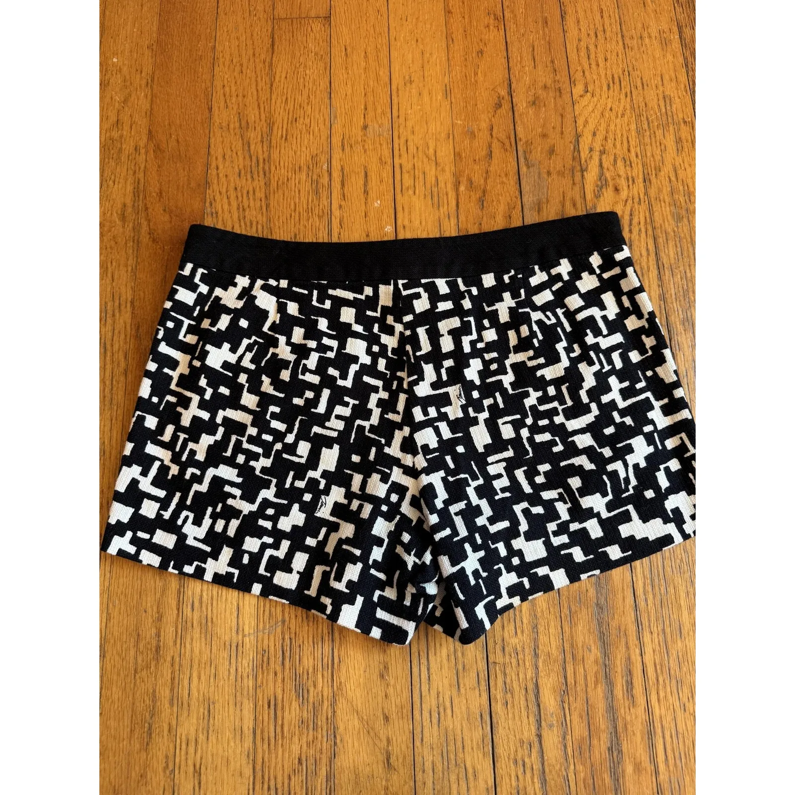 Trina Turk Shorts Womens 2 Black White Geometric Jacquard Cotton Style 141316 - Image 3