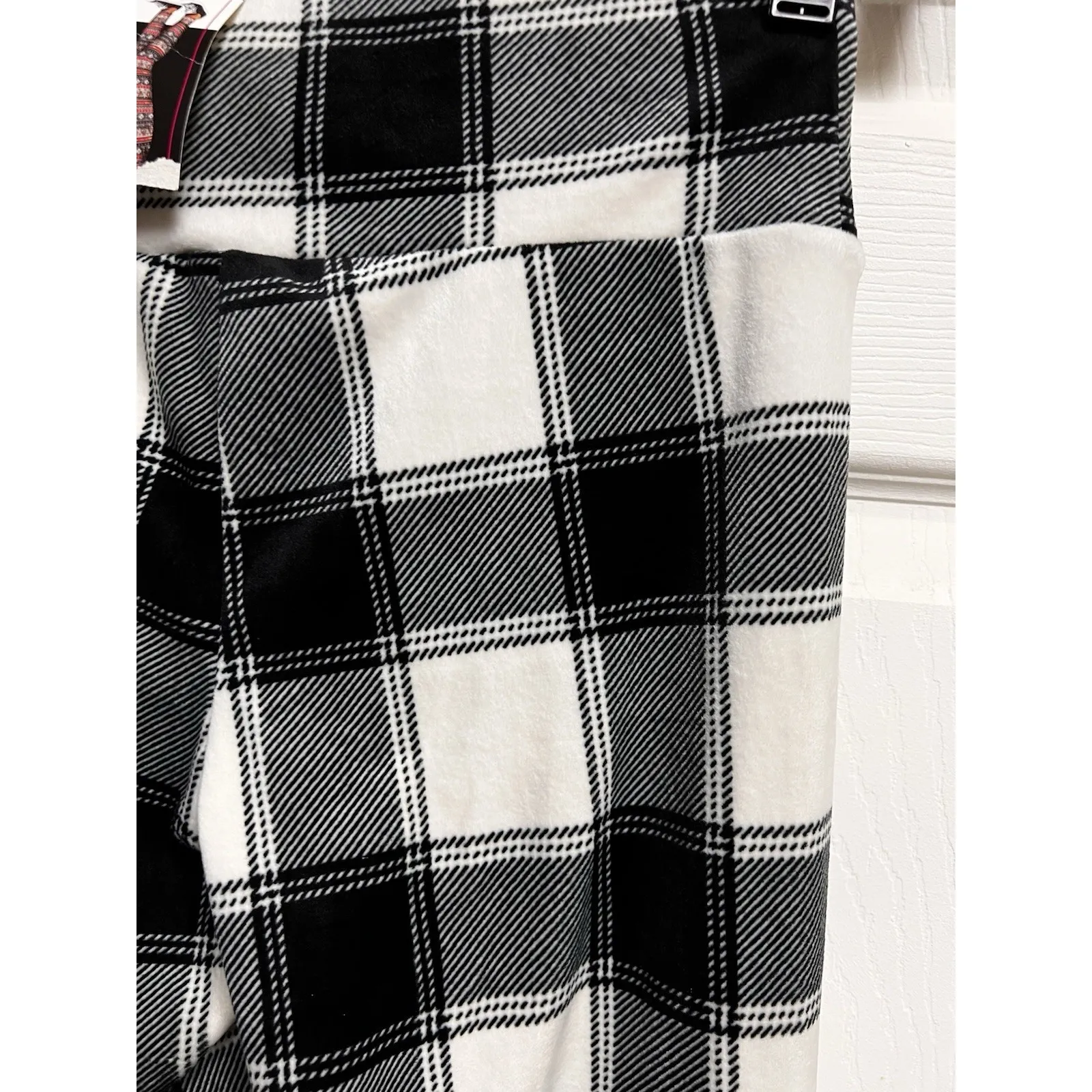 017-011 NWT Women's Stretch Legging Pants Black‎ Plaid Size Small Faux Velour - Image 6