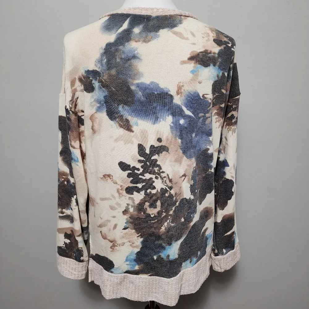 White Birch cream watercolor brushed relaxed fit vneck long sleeve size medium - Image 4