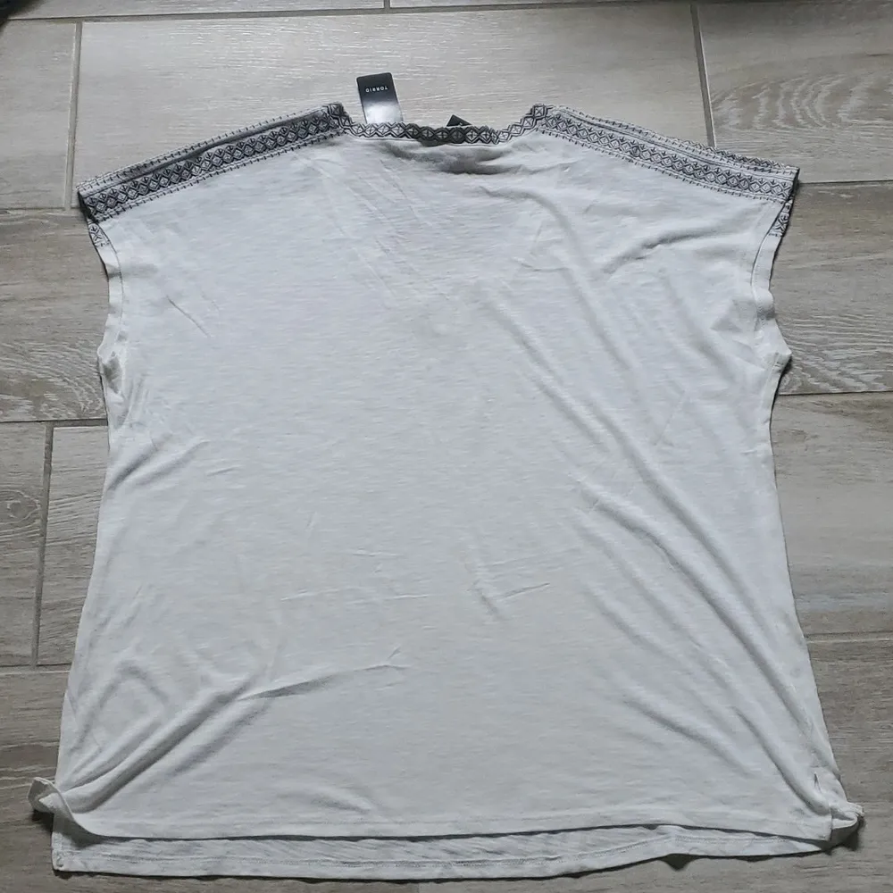 NWT Torrid Embroidered V-Neck Dolman Sleeve Short Sleeve Top - Image 10