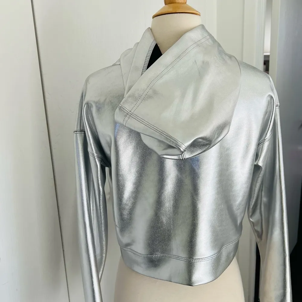 Forever 21 Silver Metallic Cropped Pullover Hoodie - Image 4