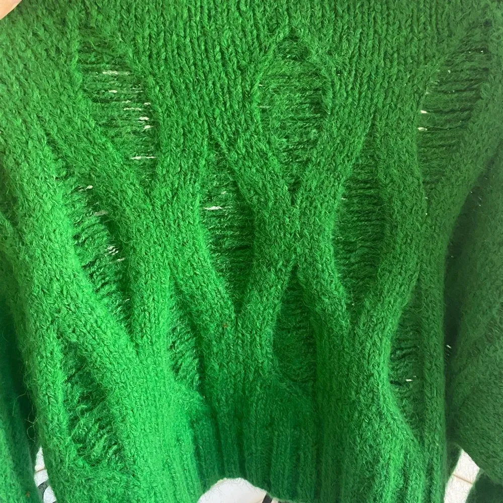 green crop sweater w/ cut out slits. Artistic & gorgeous! - Image 7