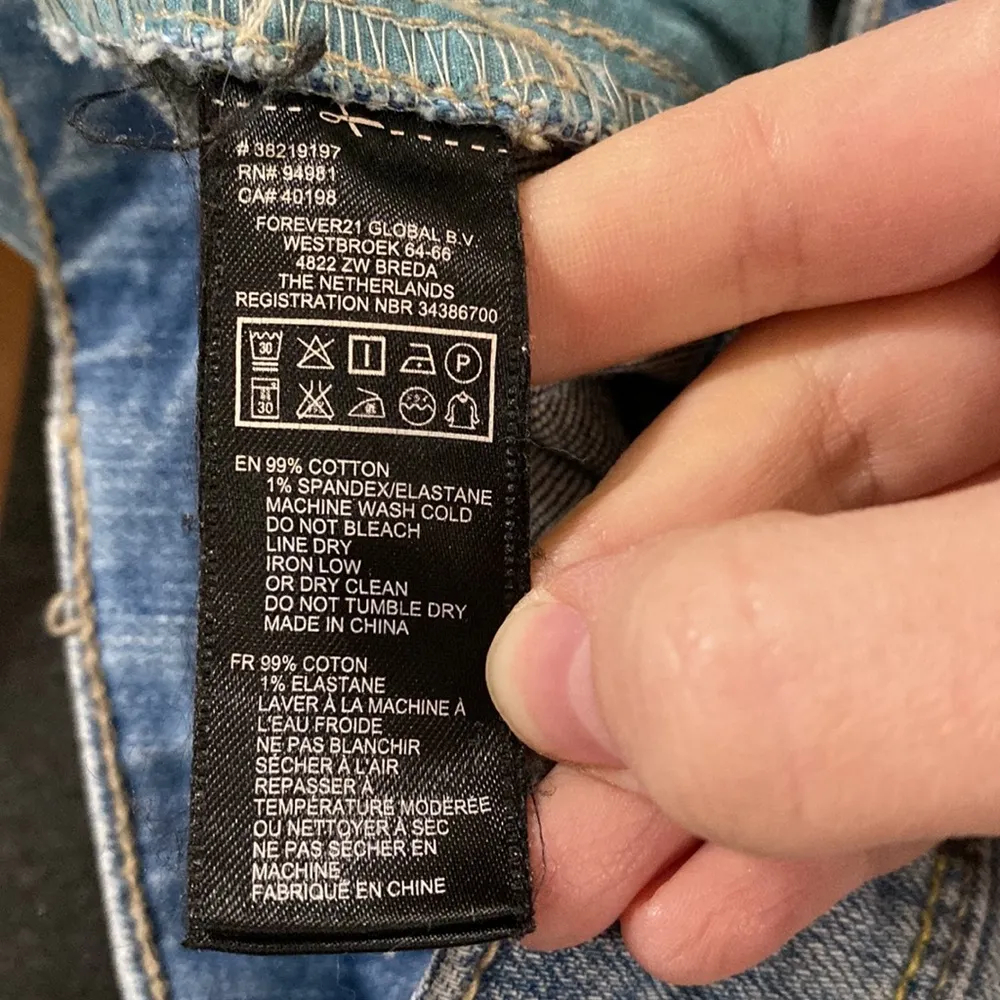 Forever 21 distressed denim cuffed mini shorts size 28 - Image 9