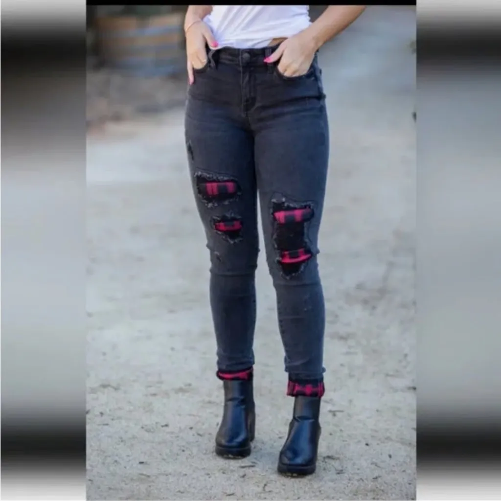 Judy Blue Black Destroyed Skinny Jeans Red Buffalo Plaid Patch Size 13/31 - Image 2