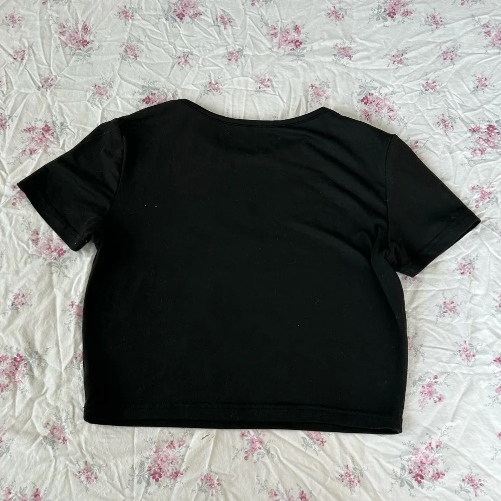 Cool star patch crop top Black - Image 2