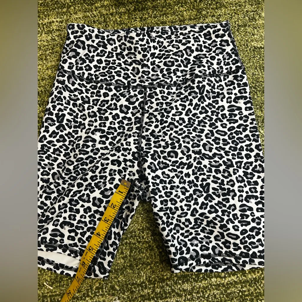 PERSIT Women's High Waist animal Print Workout Yoga Shorts Size M - Image 4