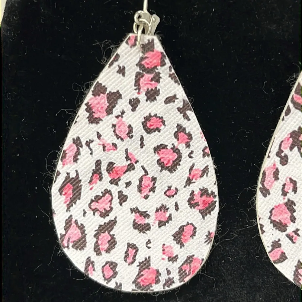 Super Cute Lightweight Pink Leopard Print Earrings - Image 2