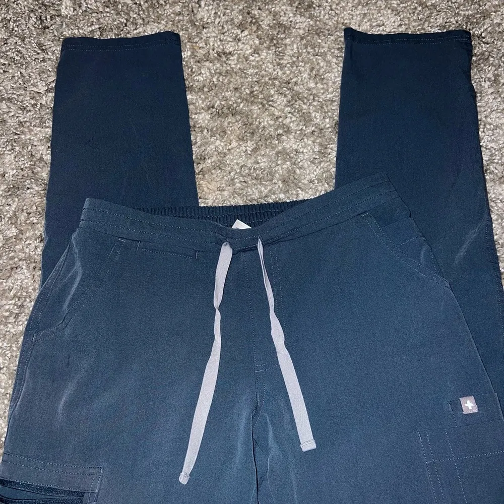 Figs Women’s XS Dark Harbor Scrub Set Casma Top and Yola Pant PO1235 READ - Image 3