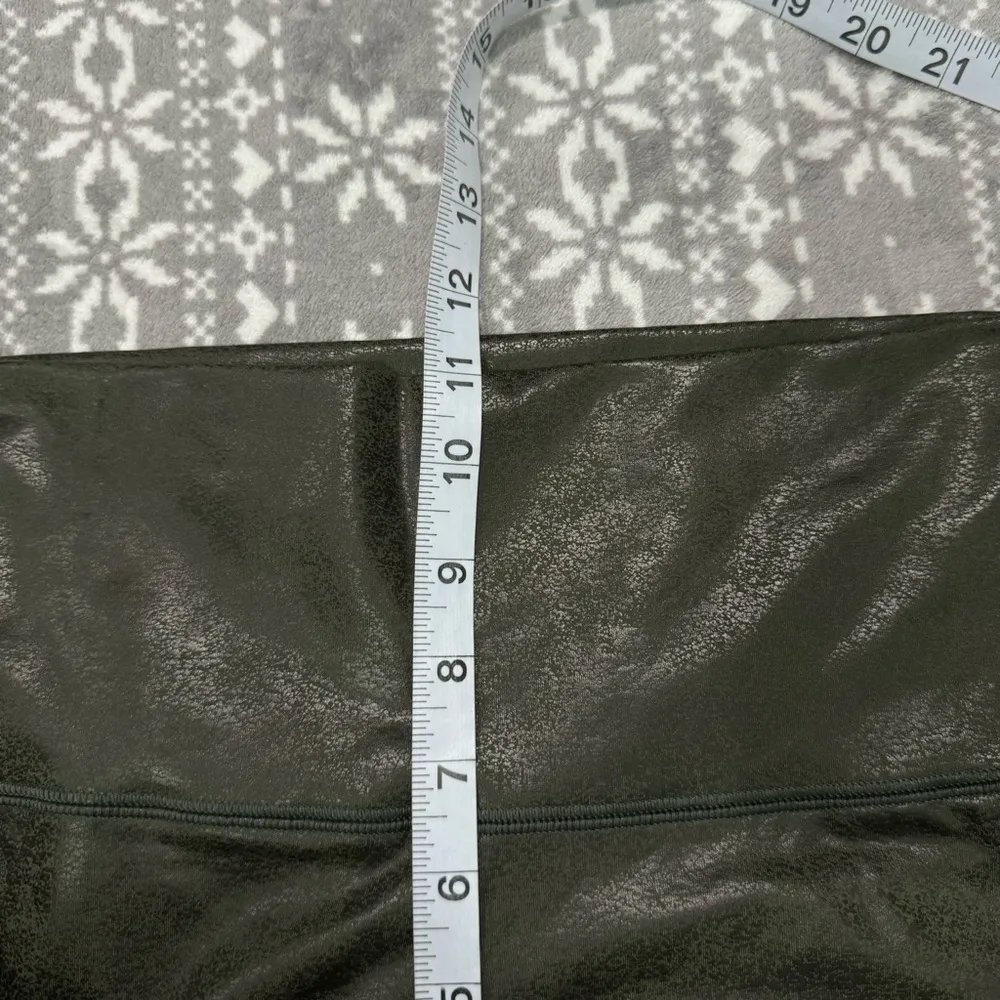 NWOT Offline by Aerie Hugger High Waisted Leggings Olive Crackle Size Large Long - Image 8